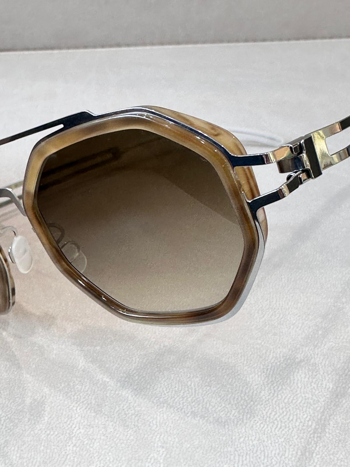 Mykita Decades Sun ARTURO - 50/26 - 370 Shiny Silver
Galapagos