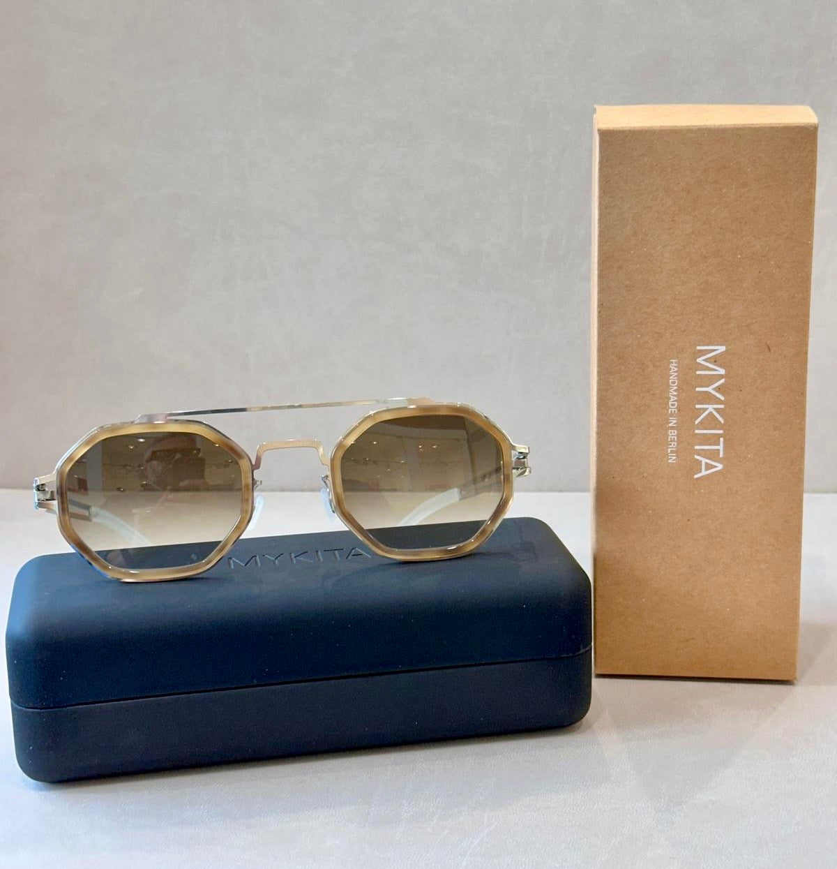 Mykita Decades Sun ARTURO - 50/26 - 370 Shiny Silver
Galapagos