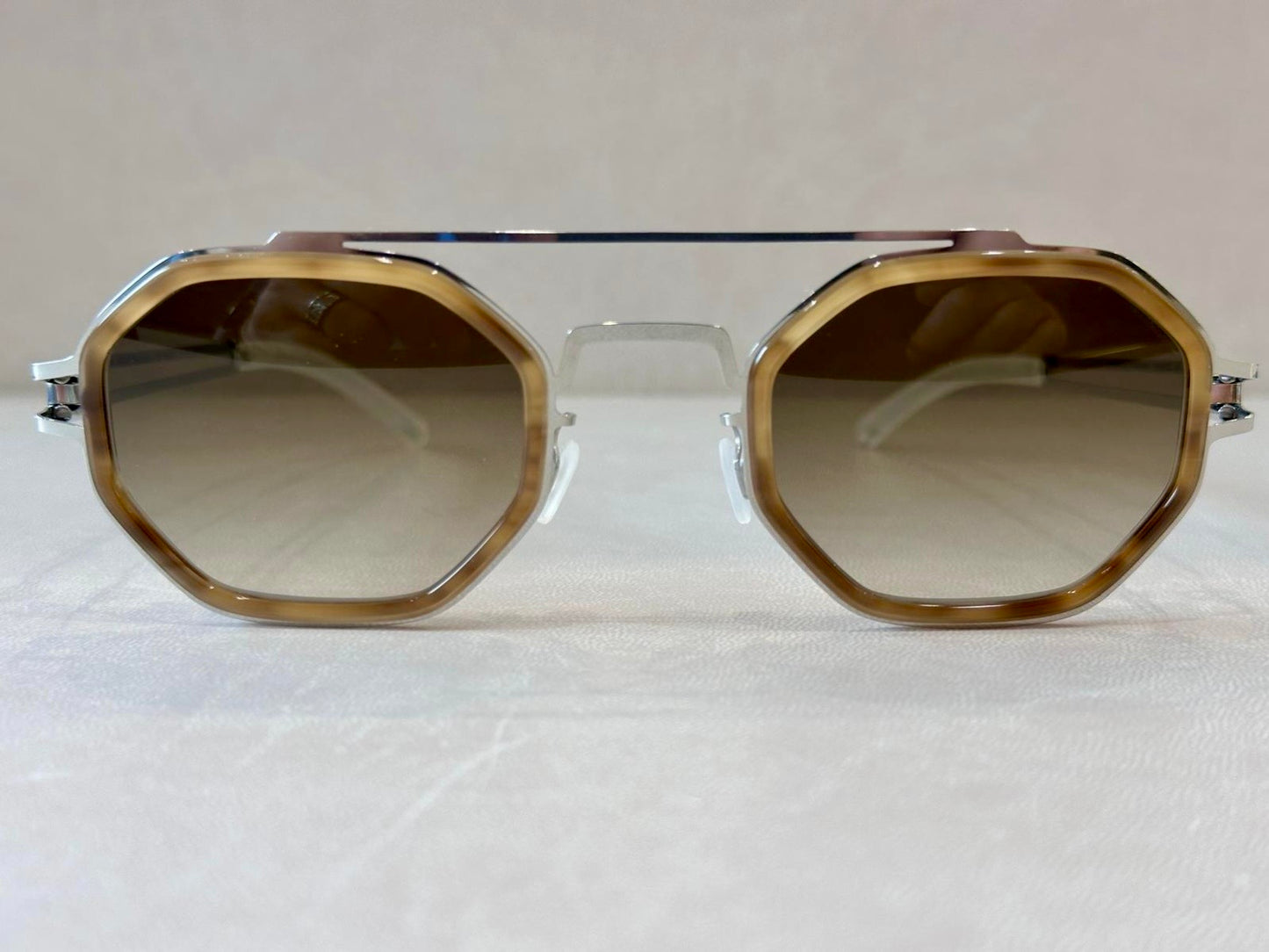 Mykita Decades Sun ARTURO - 50/26 - 370 Shiny Silver
Galapagos