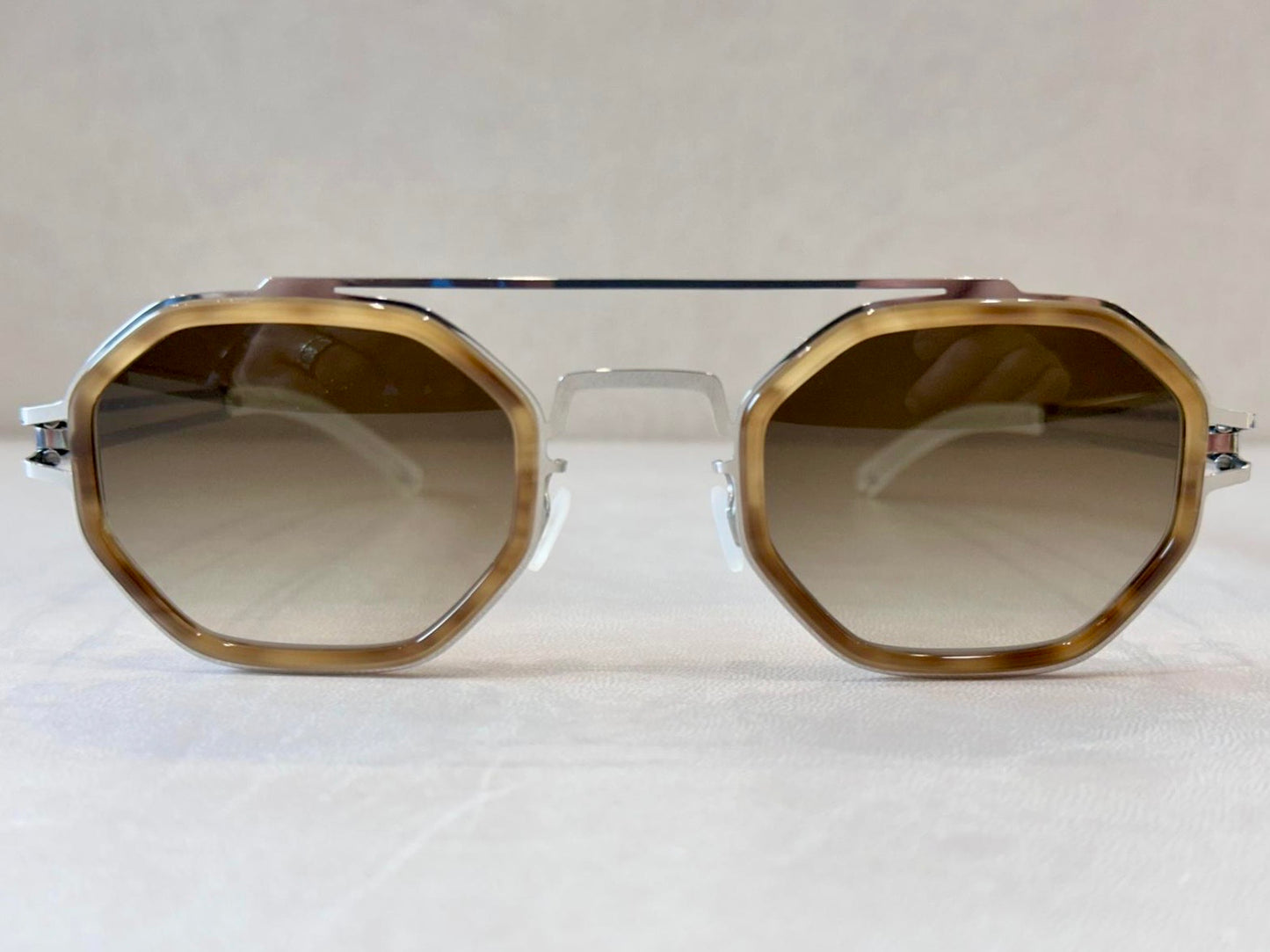Mykita Decades Sun ARTURO - 50/26 - 370 Shiny Silver
Galapagos