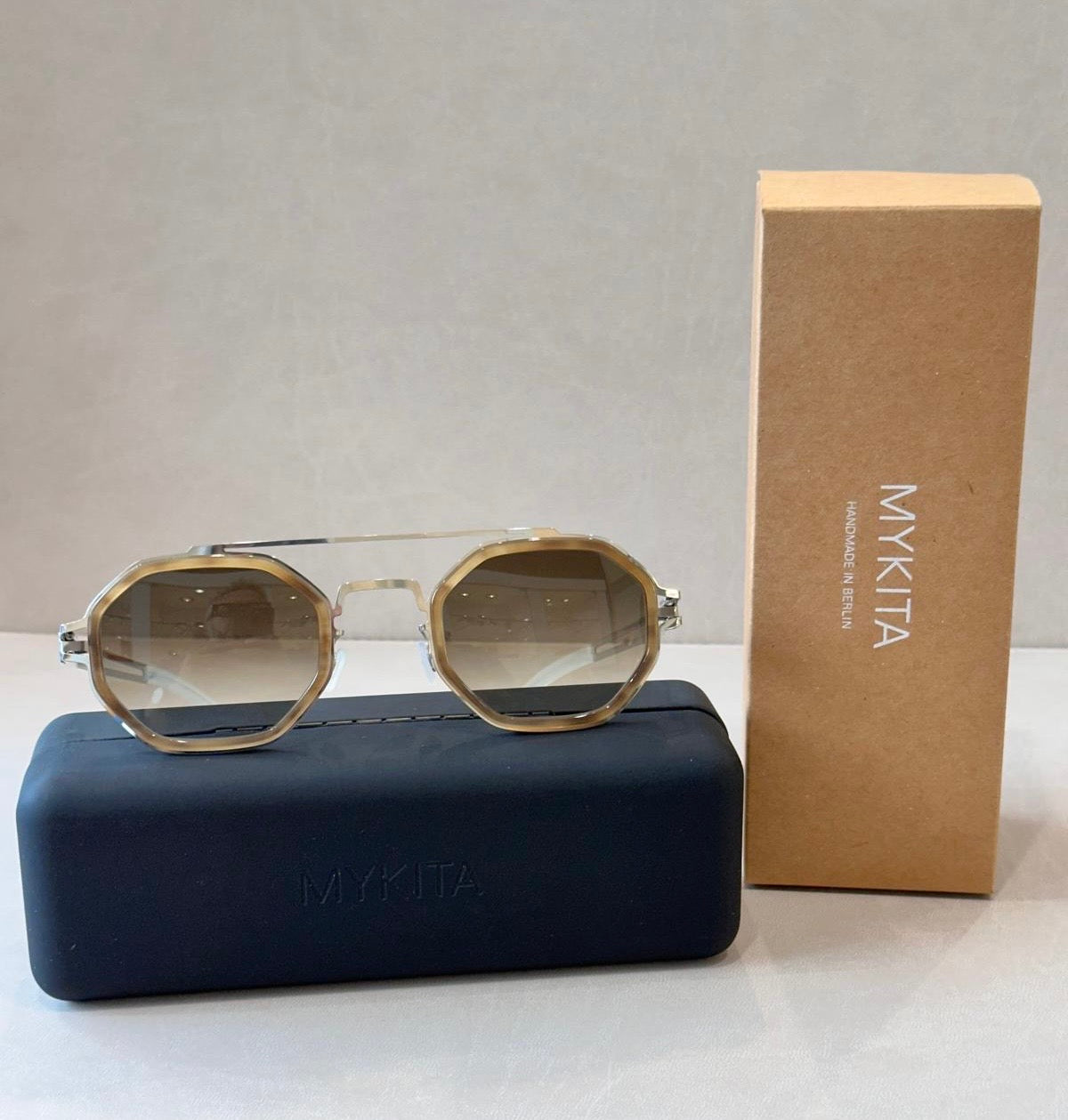 Mykita Decades Sun ARTURO - 50/26 - 370 Shiny Silver
Galapagos