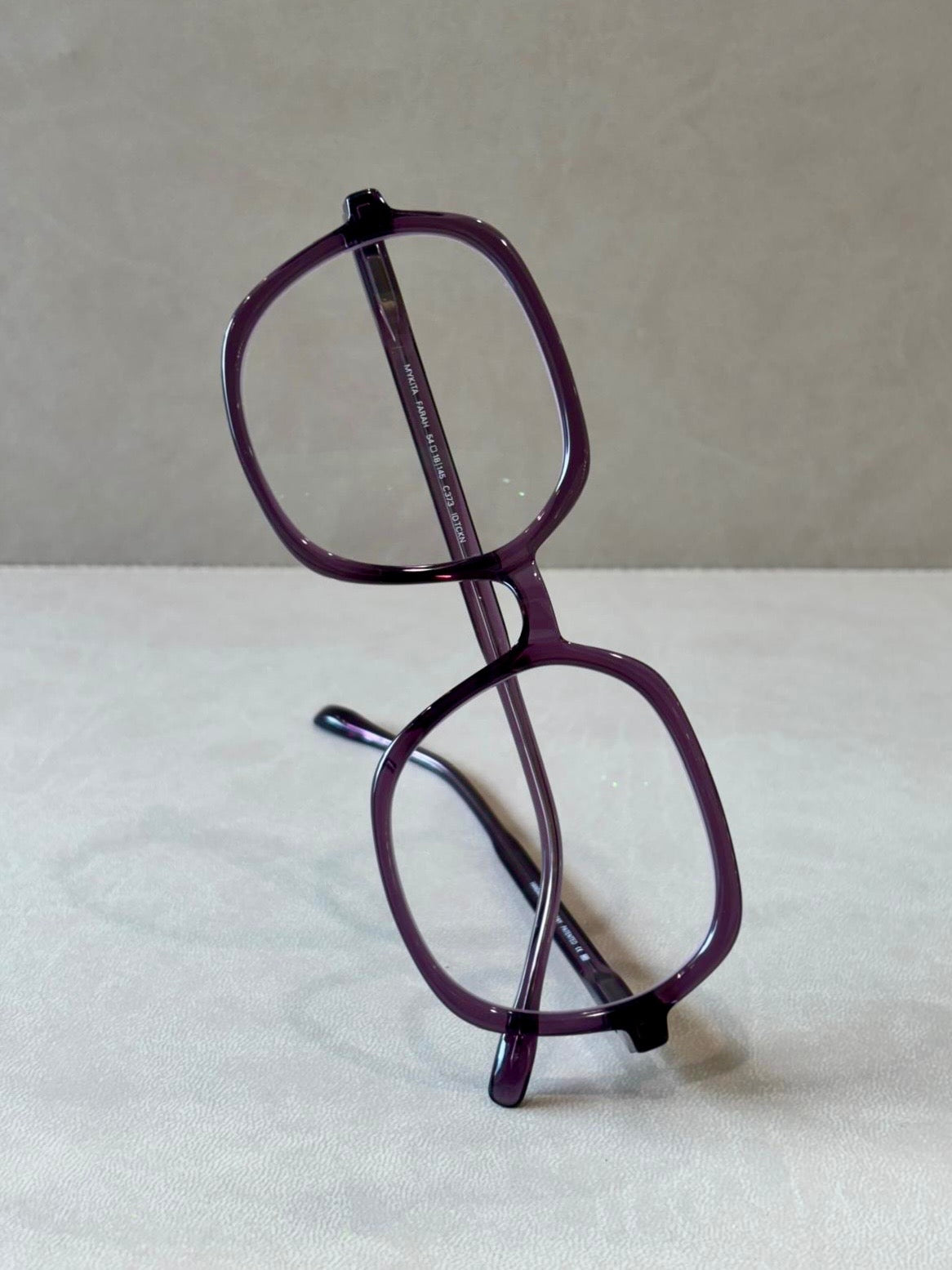 Mykita Acetate Grace FARAH
- 54/18 - 373 Sweet Grape Pearl